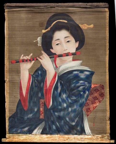 Dipinto su seta raffigurante Geisha con flauto ed iscrizione, Giappone, inizio XX secolo  - Asta Chinese Works of Art - Associazione Nazionale - Case d'Asta italiane
