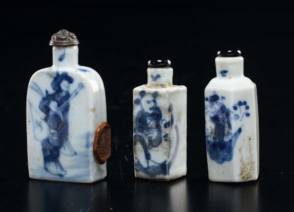 Tre snuff bottles in porcellana bianca e blu con personaggi, Cina, Dinastia Qing, XIX secolo  - Asta Chinese Works of Art - Associazione Nazionale - Case d'Asta italiane