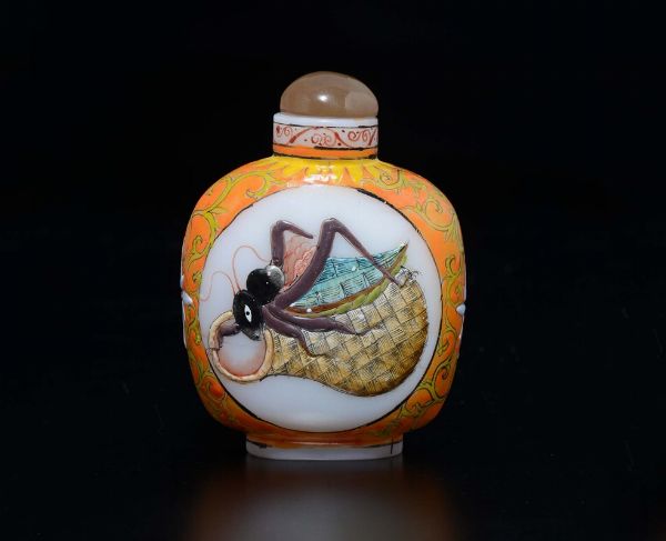 Snuff bottle in pasta di vetro bianca raffigurante cicala, Cina, XX secolo  - Asta Chinese Works of Art - Associazione Nazionale - Case d'Asta italiane