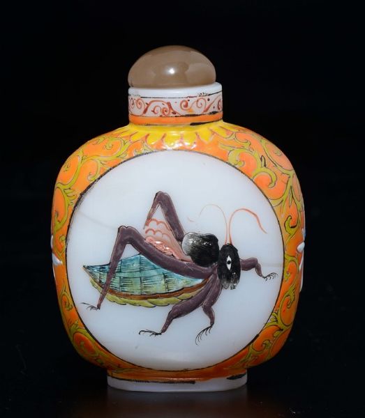 Snuff bottle in pasta di vetro bianca raffigurante cicala, Cina, XX secolo  - Asta Chinese Works of Art - Associazione Nazionale - Case d'Asta italiane