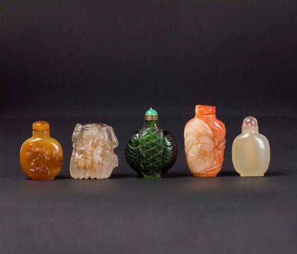 Lotto di cinque snuff bottles in materiali diversi, Cina, inizio XX secolo  - Asta Chinese Works of Art - Associazione Nazionale - Case d'Asta italiane