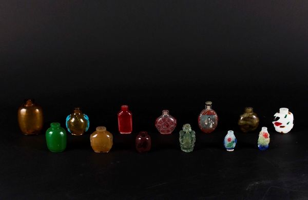 Lotto composto da tredici snuff bottles di epoche e materiali differenti, Cina  - Asta Chinese Works of Art - Associazione Nazionale - Case d'Asta italiane