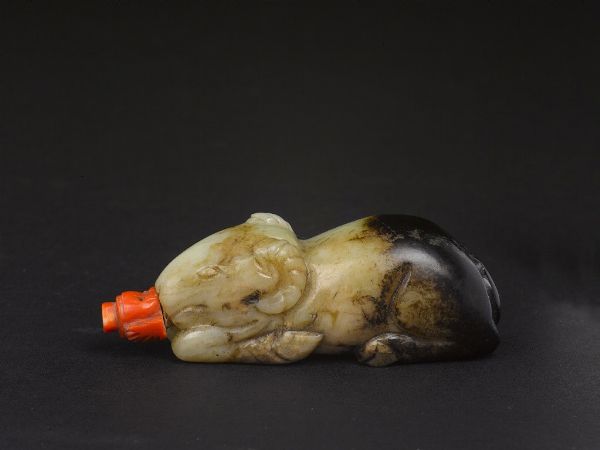 Snuff bottle a forma di ariete in giada gialla e russet, Cina, Dinastia Ming, XVII secolo  - Asta Chinese Works of Art - Associazione Nazionale - Case d'Asta italiane