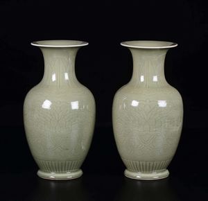 Coppia di vasi in porcellana Celadon con fiori di loto, Cina, XX secolo  - Asta Chinese Works of Art - Associazione Nazionale - Case d'Asta italiane
