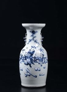 Due vasi in porcellana bianca e blu con personaggi, Cina, inizio XX secolo  - Asta Chinese Works of Art - Associazione Nazionale - Case d'Asta italiane