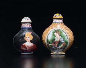 Lotto di due snuff bottles in metallo smaltato a soggetto europeo, Cina, XX secolo  - Asta Chinese Works of Art - Associazione Nazionale - Case d'Asta italiane