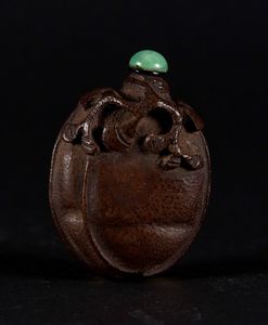 Snuff bottle in legno di frutto scolpita a guisa di seme, Cina, XX secolo  - Asta Chinese Works of Art - Associazione Nazionale - Case d'Asta italiane