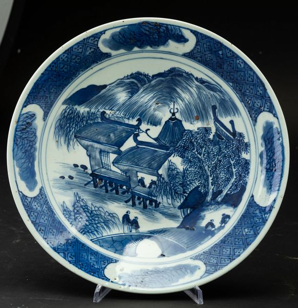Piatto in porcellana bianca e blu con raffigurazione di paesaggio con pagode, Cina, Dinastia Qing, epoca Qianlong (1736-1796)  - Asta Arte Orientale - Associazione Nazionale - Case d'Asta italiane