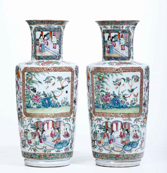 Coppia di vasi in porcellanana Canton nei colori della Famiglia Rosa con decori floreali e scene di vita comune entro riserve, Cina, Dinastia Qing, XIX secolo  - Asta Arte Orientale - Associazione Nazionale - Case d'Asta italiane