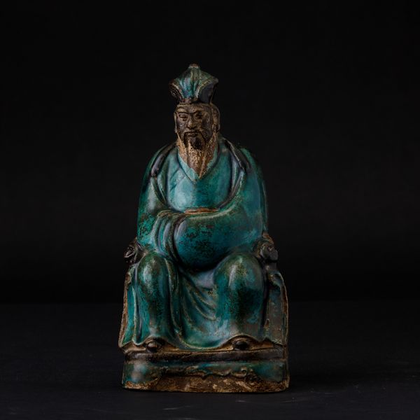 Figura di dignitario seduto in terracotta invetriata nei toni del turchese, Cina, Dinastia Ming, XVII secolo  - Asta Arte Orientale - Associazione Nazionale - Case d'Asta italiane