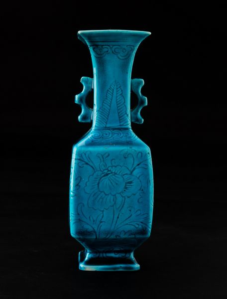 Piccolo vaso con anse sagomate in terracotta invetriata color turchese con decori floreali incisi, Cina, Dinastia Qing, epoca Kangxi (1662-1722)  - Asta Arte Orientale - Associazione Nazionale - Case d'Asta italiane
