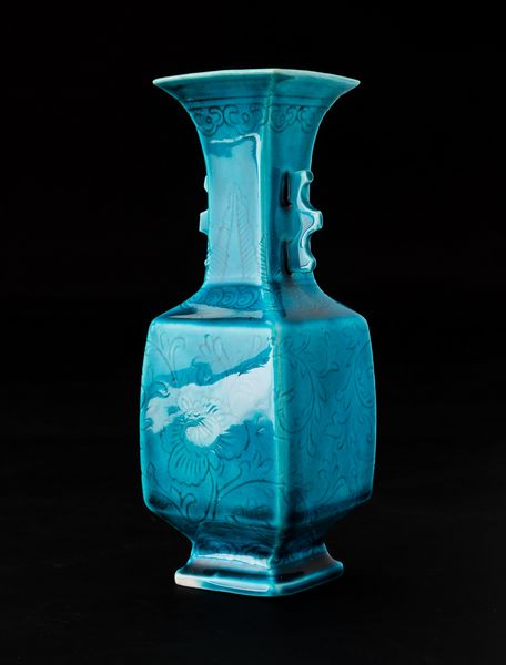 Piccolo vaso con anse sagomate in terracotta invetriata color turchese con decori floreali incisi, Cina, Dinastia Qing, epoca Kangxi (1662-1722)  - Asta Arte Orientale - Associazione Nazionale - Case d'Asta italiane