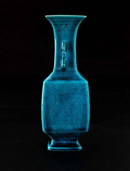 Piccolo vaso con anse sagomate in terracotta invetriata color turchese con decori floreali incisi, Cina, Dinastia Qing, epoca Kangxi (1662-1722)  - Asta Arte Orientale - Associazione Nazionale - Case d'Asta italiane