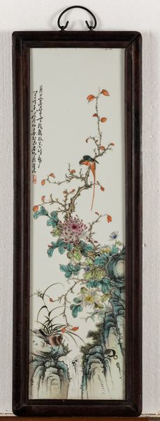 Coppia di placche in porcellana raffiguranti soggetti naturalistici con uccellini tra rami in fiore e iscrizioni, Cina, XX secolo  - Asta Arte Orientale - Associazione Nazionale - Case d'Asta italiane