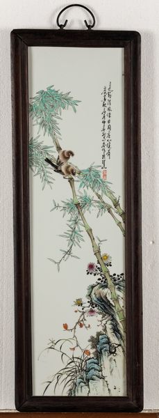 Coppia di placche in porcellana raffiguranti soggetti naturalistici con uccellini tra rami in fiore e iscrizioni, Cina, XX secolo  - Asta Arte Orientale - Associazione Nazionale - Case d'Asta italiane