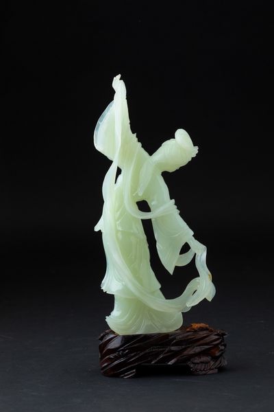 Figura di fanciulla danzante scolpita in giada verde, Cina, XX secolo  - Asta Arte Orientale - Associazione Nazionale - Case d'Asta italiane