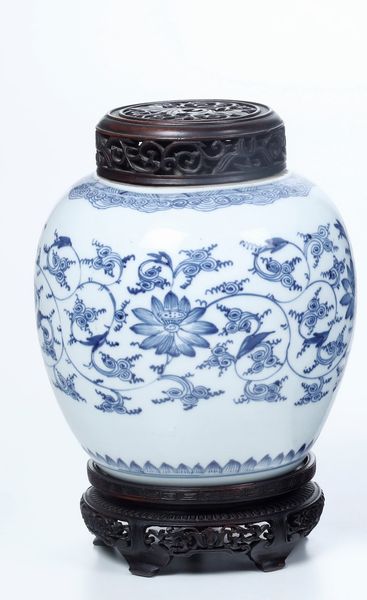 Potiches in porcellana bianca e blu con decori floreali, Cina, Dinastia Qing, XIX secolo  - Asta Arte Orientale - Associazione Nazionale - Case d'Asta italiane