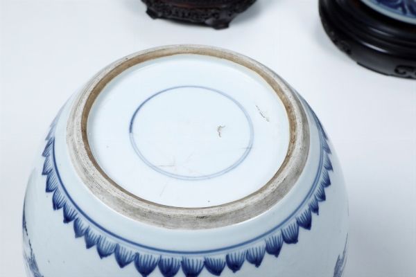 Potiches in porcellana bianca e blu con decori floreali, Cina, Dinastia Qing, XIX secolo  - Asta Arte Orientale - Associazione Nazionale - Case d'Asta italiane