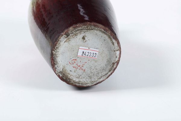 Vaso in ceramica invetriata sui toni del sangue di bue, Cina, Dinastia Qing, XIX secolo  - Asta Arte Orientale - Associazione Nazionale - Case d'Asta italiane