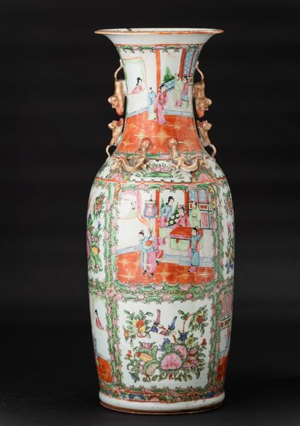 Vaso in porcellana Famiglia Rosa con scene di vita comune e naturalistiche entro riserve e figure di draghetto a rilievo, Cina, Canton, Dinastia Qing, XIX secolo  - Asta Arte Orientale - Associazione Nazionale - Case d'Asta italiane