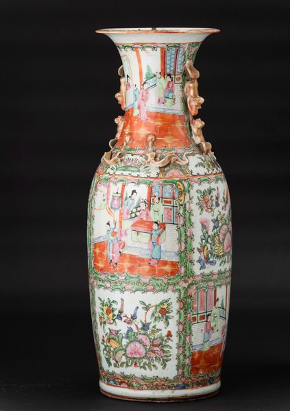 Vaso in porcellana Famiglia Rosa con scene di vita comune e naturalistiche entro riserve e figure di draghetto a rilievo, Cina, Canton, Dinastia Qing, XIX secolo  - Asta Arte Orientale - Associazione Nazionale - Case d'Asta italiane