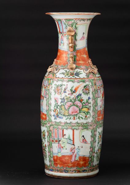 Vaso in porcellana Famiglia Rosa con scene di vita comune e naturalistiche entro riserve e figure di draghetto a rilievo, Cina, Canton, Dinastia Qing, XIX secolo  - Asta Arte Orientale - Associazione Nazionale - Case d'Asta italiane