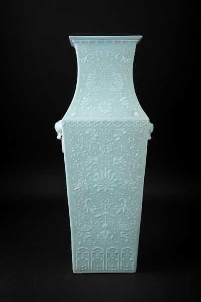 Vaso in porcellana monocroma claire de lune con mascheroni e decori taoisti a rilievo, Cina, Dinastia Qing, XIX secolo  - Asta Arte Orientale - Associazione Nazionale - Case d'Asta italiane
