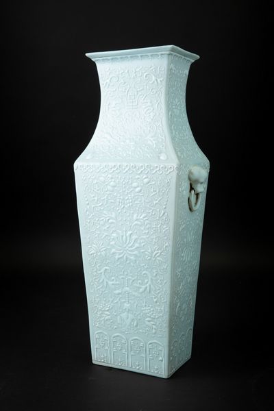 Vaso in porcellana monocroma claire de lune con mascheroni e decori taoisti a rilievo, Cina, Dinastia Qing, XIX secolo  - Asta Arte Orientale - Associazione Nazionale - Case d'Asta italiane