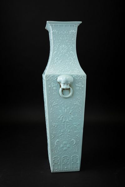 Vaso in porcellana monocroma claire de lune con mascheroni e decori taoisti a rilievo, Cina, Dinastia Qing, XIX secolo  - Asta Arte Orientale - Associazione Nazionale - Case d'Asta italiane