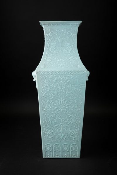 Vaso in porcellana monocroma claire de lune con mascheroni e decori taoisti a rilievo, Cina, Dinastia Qing, XIX secolo  - Asta Arte Orientale - Associazione Nazionale - Case d'Asta italiane