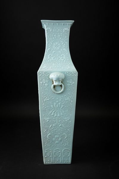 Vaso in porcellana monocroma claire de lune con mascheroni e decori taoisti a rilievo, Cina, Dinastia Qing, XIX secolo  - Asta Arte Orientale - Associazione Nazionale - Case d'Asta italiane