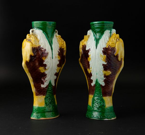 Coppia di vasi in porcellana a smalti Sancai con mascheroni, Cina, XX secolo  - Asta Arte Orientale - Associazione Nazionale - Case d'Asta italiane