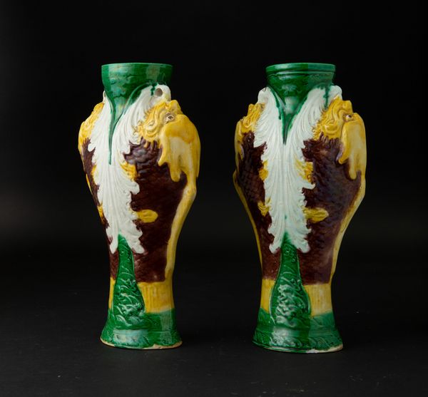 Coppia di vasi in porcellana a smalti Sancai con mascheroni, Cina, XX secolo  - Asta Arte Orientale - Associazione Nazionale - Case d'Asta italiane