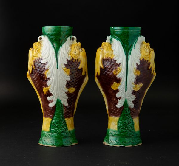 Coppia di vasi in porcellana a smalti Sancai con mascheroni, Cina, XX secolo  - Asta Arte Orientale - Associazione Nazionale - Case d'Asta italiane