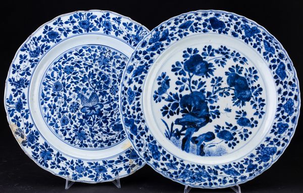 Due piatti in porcellana bianca e blu con decori floreali e soggetti naturalistici, Cina, Dinastia Qing, XIX secolo  - Asta Arte Orientale - Associazione Nazionale - Case d'Asta italiane
