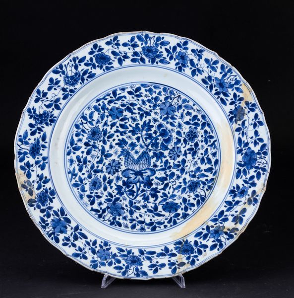 Due piatti in porcellana bianca e blu con decori floreali e soggetti naturalistici, Cina, Dinastia Qing, XIX secolo  - Asta Arte Orientale - Associazione Nazionale - Case d'Asta italiane