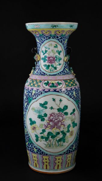 Vaso in porcellana con soggetti naturalistici entro riserve, decori floreali su fondo blu e limoni a rilievo, Cina, Dinastia Qing, XIX secolo  - Asta Arte Orientale - Associazione Nazionale - Case d'Asta italiane