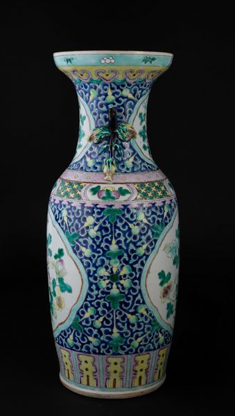 Vaso in porcellana con soggetti naturalistici entro riserve, decori floreali su fondo blu e limoni a rilievo, Cina, Dinastia Qing, XIX secolo  - Asta Arte Orientale - Associazione Nazionale - Case d'Asta italiane