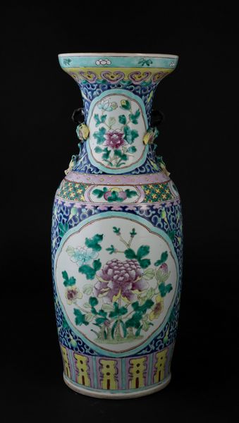 Vaso in porcellana con soggetti naturalistici entro riserve, decori floreali su fondo blu e limoni a rilievo, Cina, Dinastia Qing, XIX secolo  - Asta Arte Orientale - Associazione Nazionale - Case d'Asta italiane