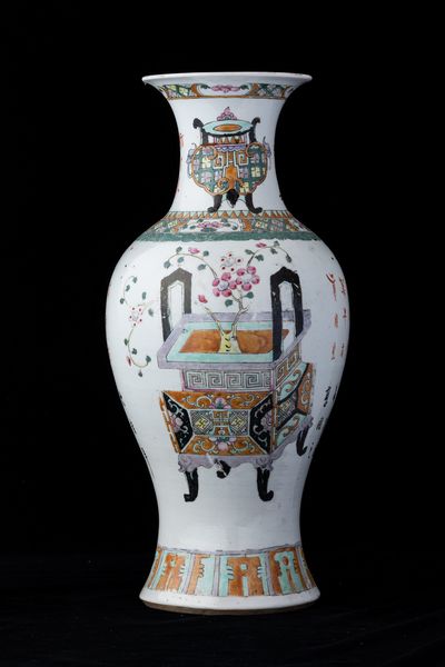 Vaso in porcellana con soggetti naturalistici e iscrizioni, Cina, Dinastia Qing, XIX secolo  - Asta Arte Orientale - Associazione Nazionale - Case d'Asta italiane