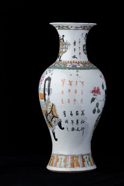 Vaso in porcellana con soggetti naturalistici e iscrizioni, Cina, Dinastia Qing, XIX secolo  - Asta Arte Orientale - Associazione Nazionale - Case d'Asta italiane