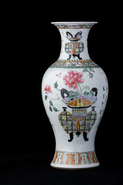 Vaso in porcellana con soggetti naturalistici e iscrizioni, Cina, Dinastia Qing, XIX secolo  - Asta Arte Orientale - Associazione Nazionale - Case d'Asta italiane