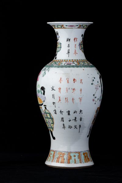 Vaso in porcellana con soggetti naturalistici e iscrizioni, Cina, Dinastia Qing, XIX secolo  - Asta Arte Orientale - Associazione Nazionale - Case d'Asta italiane