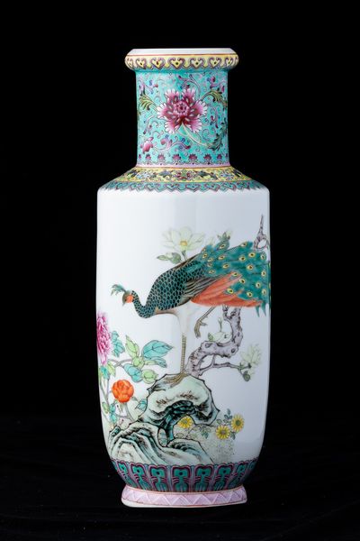 Vaso in porcellana con figura di pavone, decori floreali e iscrizioni, Cina, Repubblica, XX secolo  - Asta Arte Orientale - Associazione Nazionale - Case d'Asta italiane
