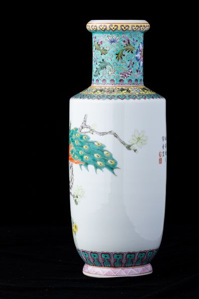 Vaso in porcellana con figura di pavone, decori floreali e iscrizioni, Cina, Repubblica, XX secolo  - Asta Arte Orientale - Associazione Nazionale - Case d'Asta italiane