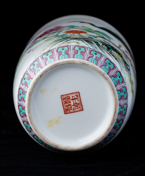 Vaso in porcellana con figura di pavone, decori floreali e iscrizioni, Cina, Repubblica, XX secolo  - Asta Arte Orientale - Associazione Nazionale - Case d'Asta italiane