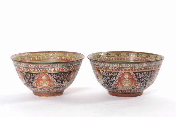 Coppia di ciotole in porcellana policroma con figure di divinit, Tibet, XIX secolo  - Asta Arte Orientale - Associazione Nazionale - Case d'Asta italiane