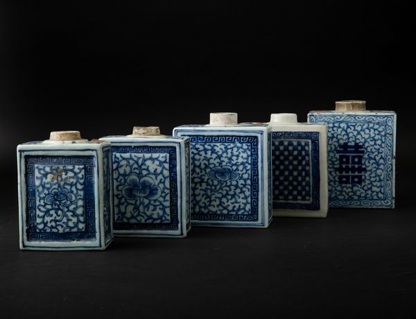 Cinque porta the in porcellana bianca e blu con decori floreali e ideogrammi, Cina, Dinastia Qing, epoca Qianlong (1736-1796)  - Asta Arte Orientale - Associazione Nazionale - Case d'Asta italiane