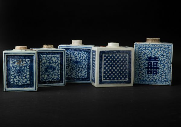 Cinque porta the in porcellana bianca e blu con decori floreali e ideogrammi, Cina, Dinastia Qing, epoca Qianlong (1736-1796)  - Asta Arte Orientale - Associazione Nazionale - Case d'Asta italiane