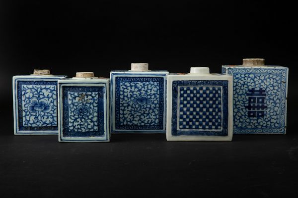 Cinque porta the in porcellana bianca e blu con decori floreali e ideogrammi, Cina, Dinastia Qing, epoca Qianlong (1736-1796)  - Asta Arte Orientale - Associazione Nazionale - Case d'Asta italiane